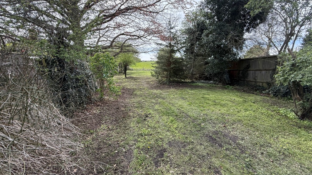 Lot: 130 - SUBSTANTIAL PERIOD PROPERTY WITH MULTIPLE BUILDINGS REQUIRING REFURBISHMENT - External image of cottage garden